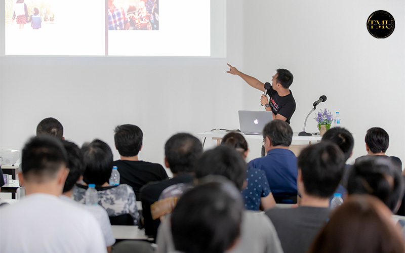 Man presenting a slide to an audience at a business conference